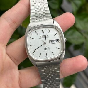 Vintage 1978 Seiko Lord Quartz 7853-5030 Men’s Watch
Silver Dial w DayDate Kanji